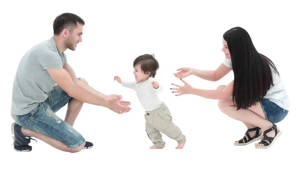 Malý chlapec dělat první kroky s pomocí rodičů — Stock fotografie