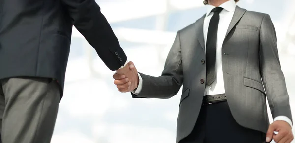 Business handshake e pessoas de negócios. — Fotografia de Stock