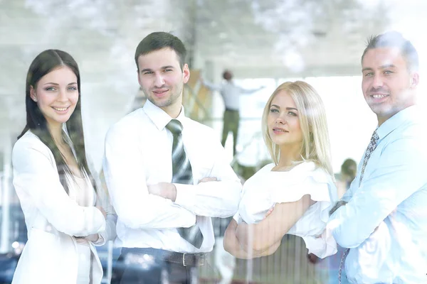 Glass.confident iş adamları ofis pencereden dışarı bakarak arkasından görüntülemek. — Stok fotoğraf