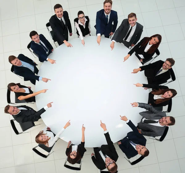 Бизнес-команда в центре круглого стола . — стоковое фото