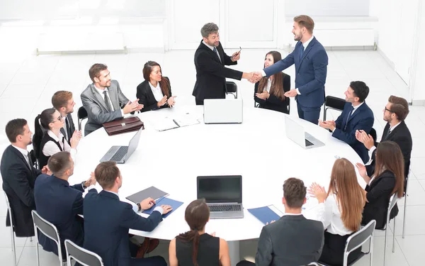 Affärspartners skaka hand på samtalen nära round table — Stockfoto