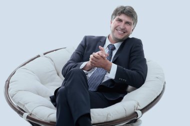 Başarılı bir iş adamı yumuşak bir rahat sandalyede oturur.