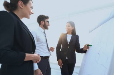 flipchart üzerinde bir marker ile işaret iş kadını