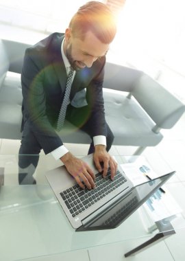 İşadamı tarama bilgilerini laptop gülümseyen,