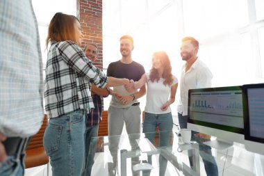 el sıkışma genç tasarımcı ve istemci