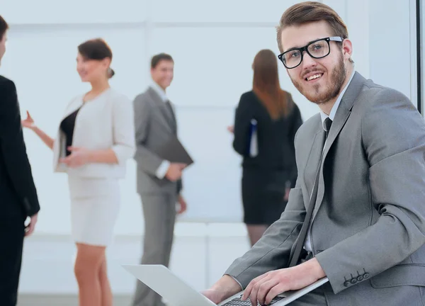 Manager mit Dokumenten über den Hintergrund von Kollegen — Stockfoto