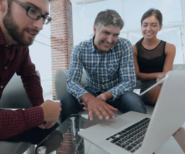 Grupo de criativos brainstorm trabalhador juntos no escritório — Fotografia de Stock