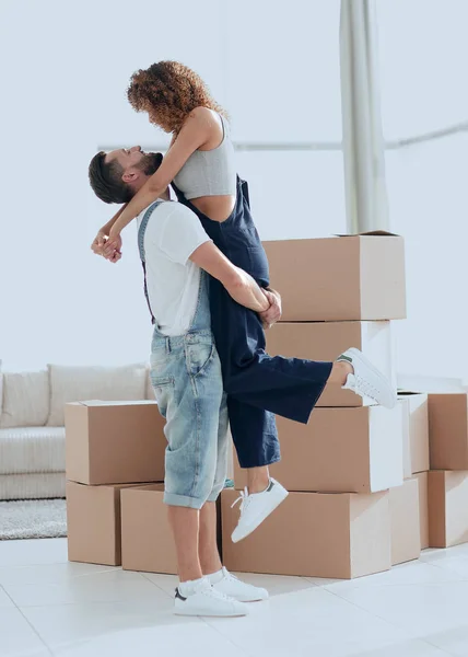 Retrato de una feliz pareja mudándose a una nueva casa — Foto de Stock