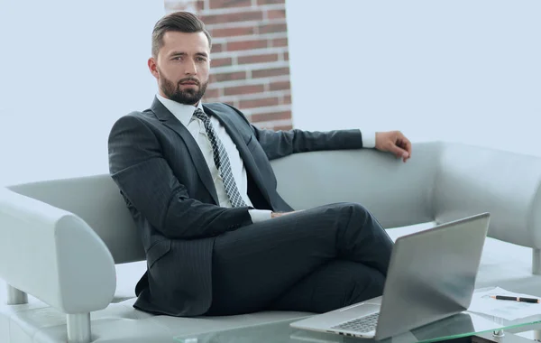 Retrato de un exitoso empresario sentado en el vestíbulo de la oficina . —  Fotos de Stock