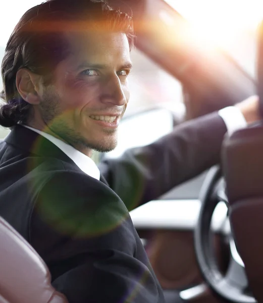 Uomo seduto al volante di una macchina — Foto Stock