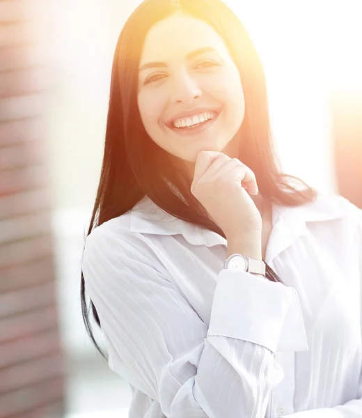 Perspectief succesvolle jonge vrouw in het kantoor — Stockfoto