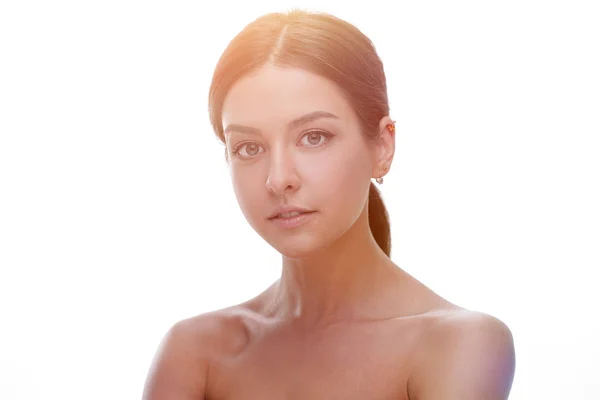 Крупным планом портрет молодой женщины с натуральным макияжем . — стоковое фото