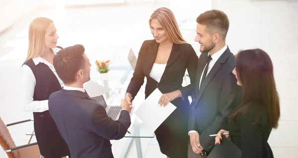 Handdruk Manager en de klant na ondertekening van het contract — Stockfoto