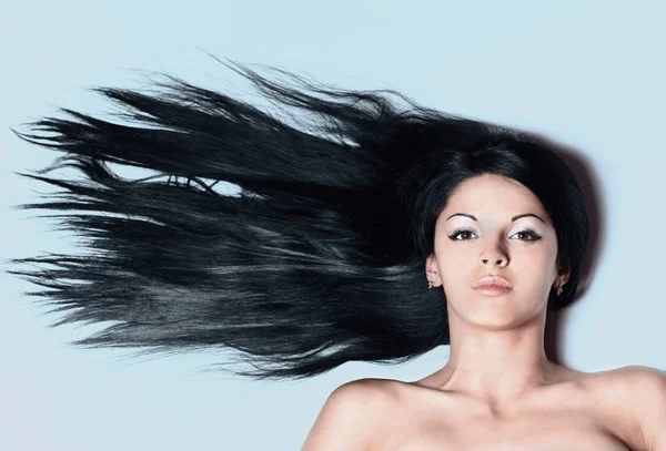 Close-up de uma cara feminina. isolado em preto . — Fotografia de Stock