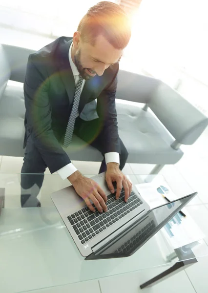 Hymyilevä liikemies selaamassa tietoja kannettavalla tietokoneella , — kuvapankkivalokuva