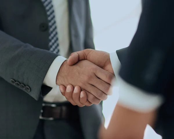 Zakenman zijn hand voor handdruk geven partner — Stockfoto
