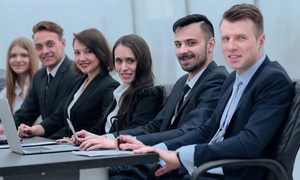 Equipe de negócios sentado na mesa na sala de conferências — Fotografia de Stock