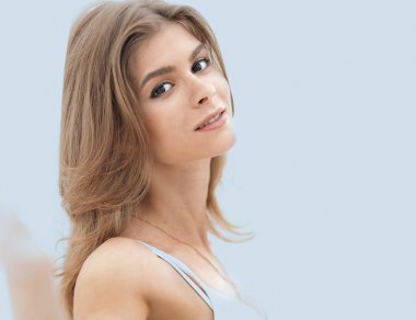 portre sevimli genç bir kadın portresi