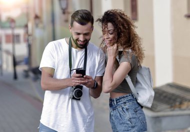 Genç bir çift yazın şehre gelir ve fotoğraf çeker.