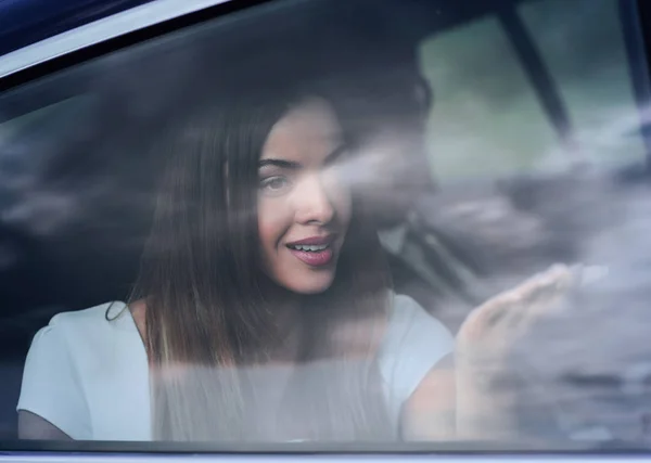 Πορτρέτο της νεαρής γυναίκας στο αυτοκίνητο πίσω από το παράθυρο — Φωτογραφία Αρχείου