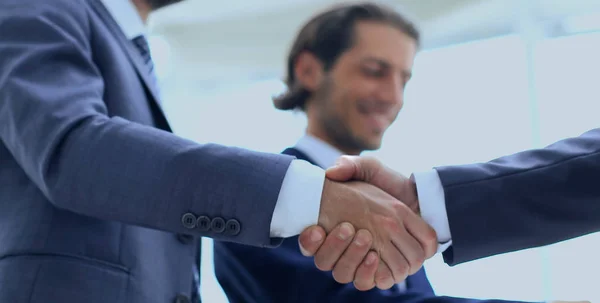 Imagen recortada de gente de negocios dándose la mano —  Fotos de Stock