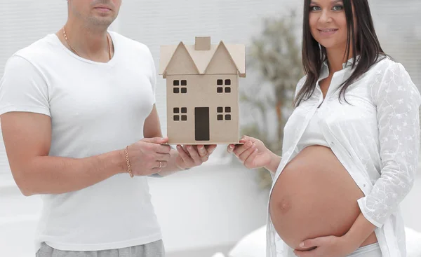 Husband showing his pregnant wife a layout of their future home. — Stock Photo, Image