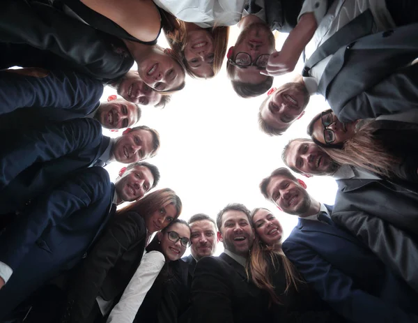 Grande equipe de negócios está formando um círculo e olhando para a câmera — Fotografia de Stock