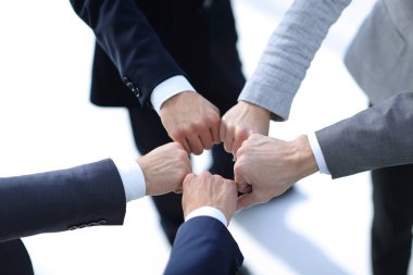 Gençler birlikte ellerini koyarak