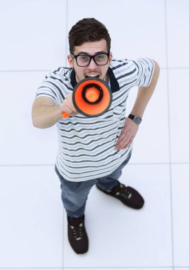 En baştan görüntüleyin. Kameraya bakarak turuncu megafon, genç bir erkekle