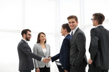 İş karşılıklı. El o iki neşeli işadamı