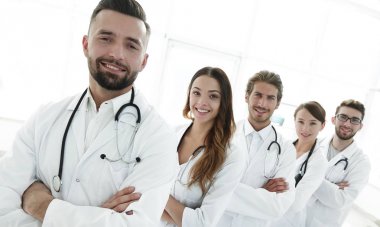 Mutlu başarılı doktor hastanede üst üste duran grup