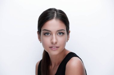 Sevimli genç bir kadın portresi. Gençlik ve cilt bakım kavramı.