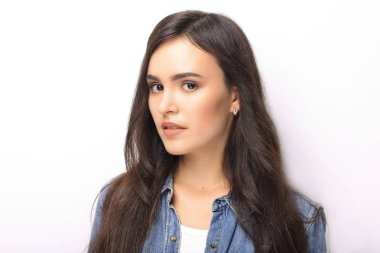 Mutlu bir genç kadının portresi.