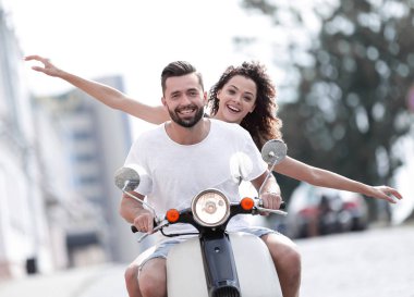 Güneşli bir günde bir şehir sürme mutlu genç Çift