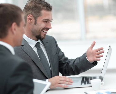 closeup.business meslektaşları iş sorunları tartışıyor