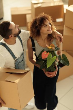 Genç ve güzel bir çift yeni evlerine kutu taşıyorlar..