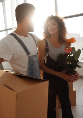 Yeni bir daire duran kutuları ile evli.