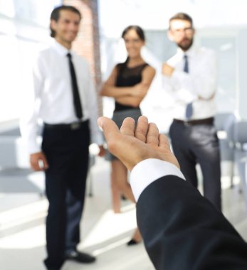 portre. bir el sıkışma için el uzatarak işadamı.