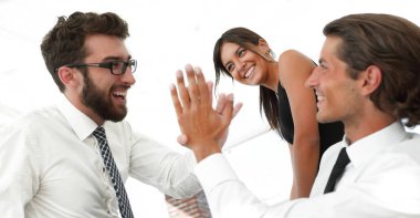 Birbirimizi beş yüksek vererek iş arkadaşları.