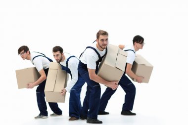 Sorumlu nakliyeciler işlerini yapmak için acele ediyorlar..