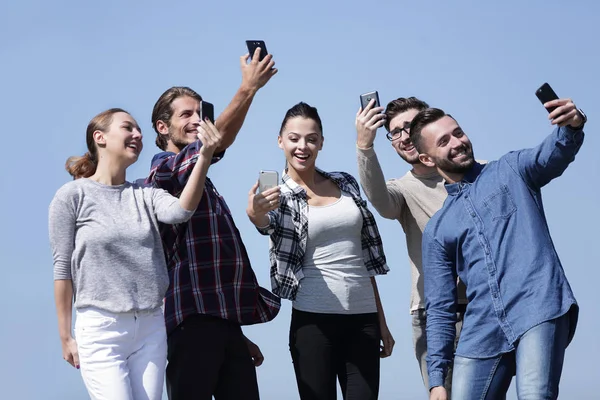 Grupo de estudiantes tomando selfie con smartphone — Foto de Stock