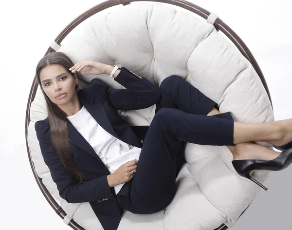 Бізнес-леді думає, сидячи в круглому кріслі — стокове фото