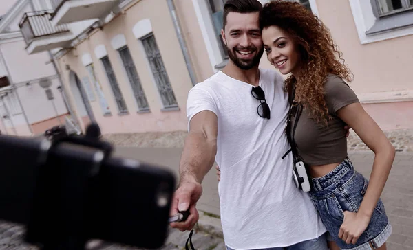 Glückliches reisendes Paar macht Selfie, romantische Stimmung. — Stockfoto