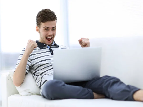 Gelukkig man met laptop zittend op de Bank — Stockfoto