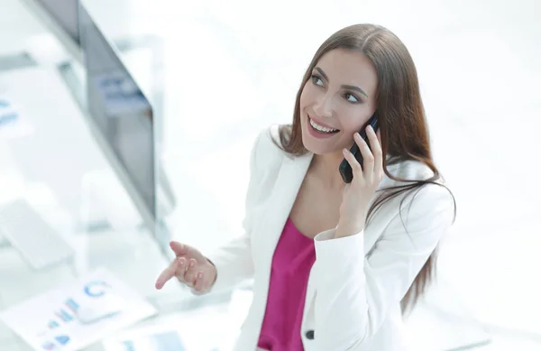 Gerente do sexo feminino falando ao telefone — Fotografia de Stock