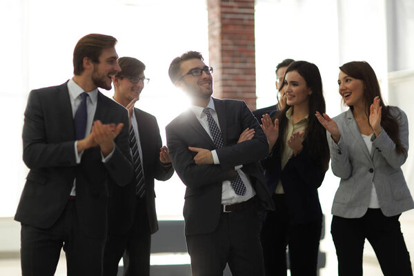 Портрет уверенных коллег, поздравляющих друг друга с V
