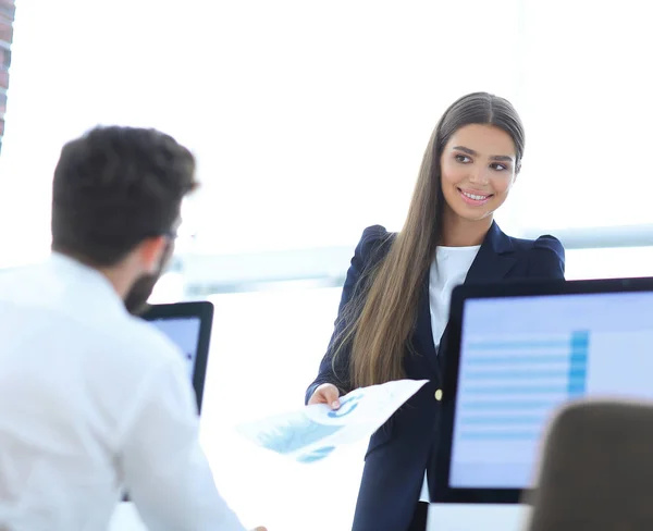 Colleghi d'affari sul posto di lavoro in ufficio — Foto Stock