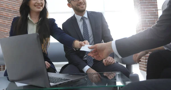 Close-up van twee ondernemers uitwisselen van visitekaartje — Stockfoto