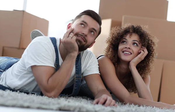 Casal feliz no fundo de caixas de papelão — Fotografia de Stock