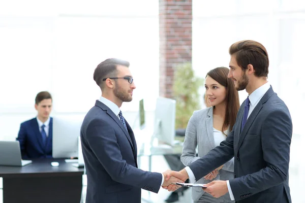 Junger Mann stellt sich bei Treffen seinen Partnern vor. — Stockfoto